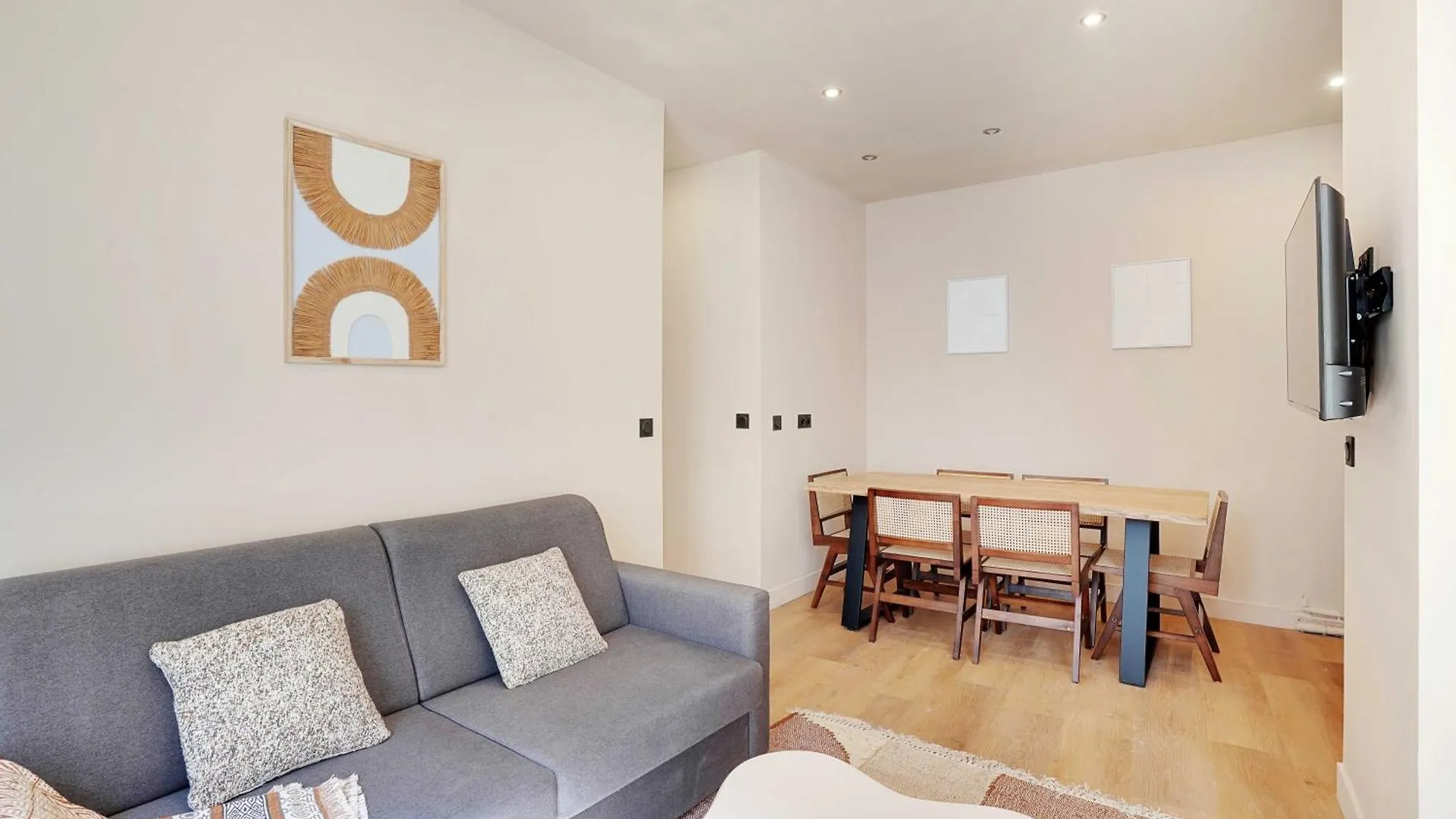 Refurbished - 2bd-8p - Place D'italie